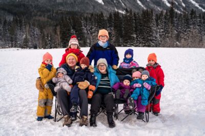 Quarry Lake Canmore winter family photoshoot. Lauren Hollamby Photography