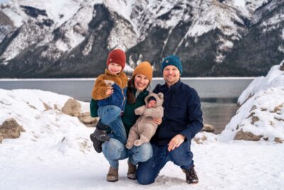 Lake Minnewanka Banff winter family photoshoot. Lauren Hollamby photography