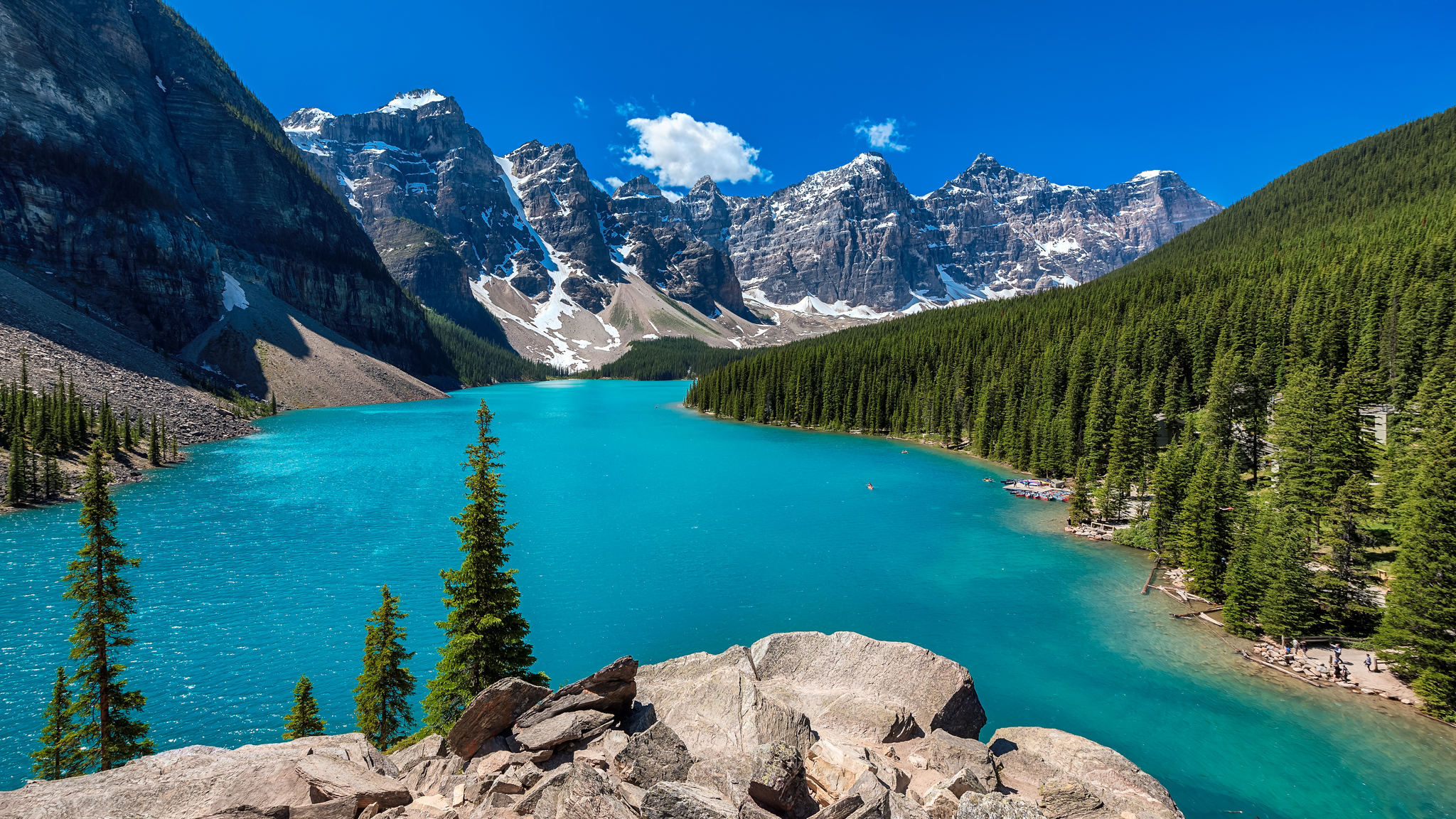 The stunning turquoise blue water at Moraine Lake.